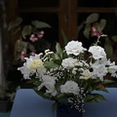თეთრი ყვავილების კომპოზიცია ყუთში