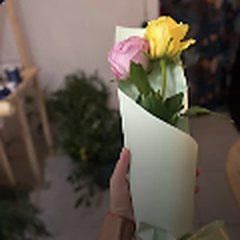 ყვითელი და ვარდისფერი ვარდების თაიგული შეფუთვაში